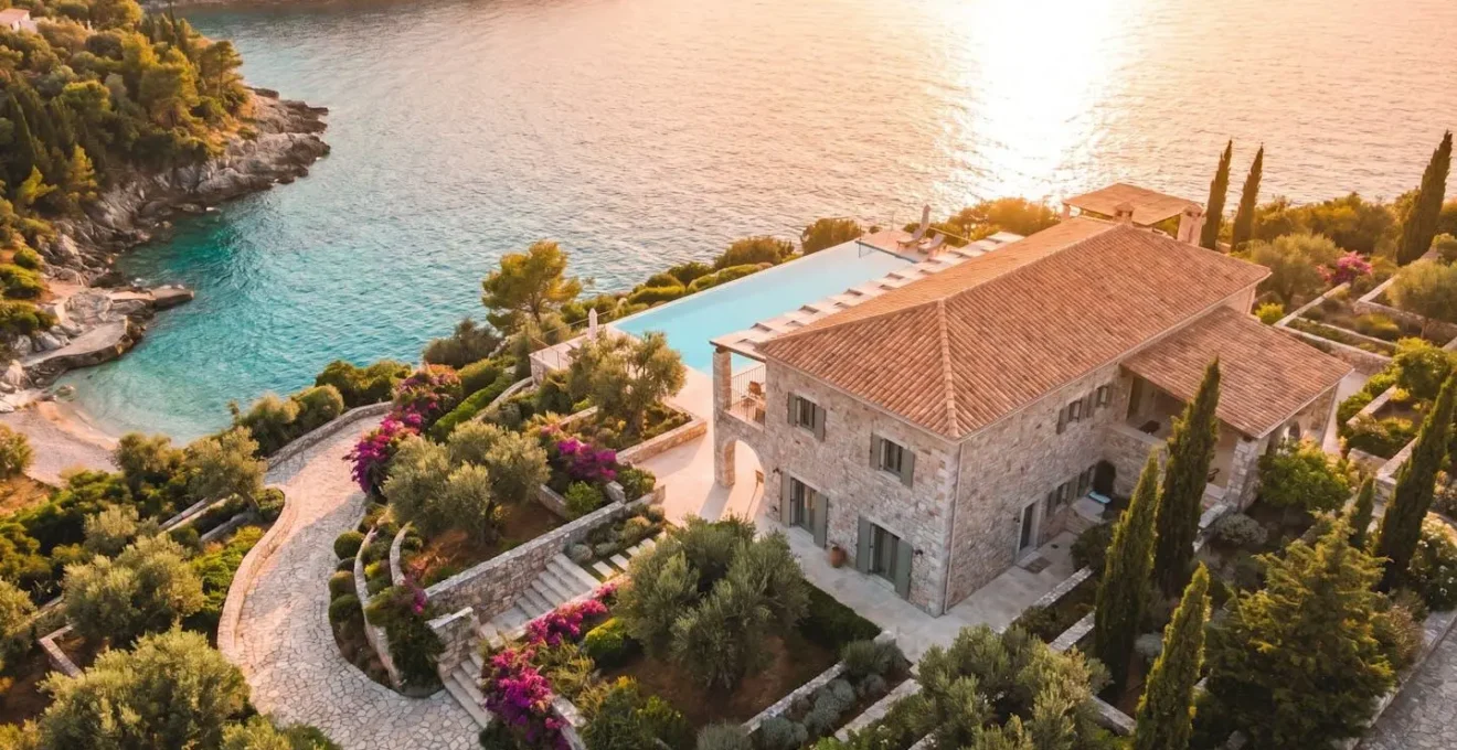 Villa de prestige en Corse avec piscine à débordement et vue panoramique sur la mer, lumière dorée de fin de journée