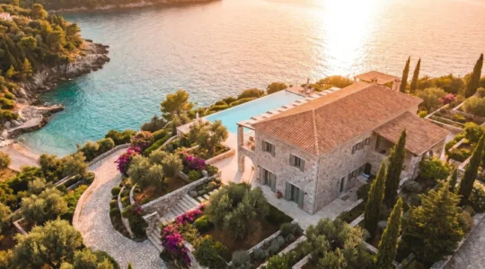 Villa de prestige en Corse avec piscine à débordement et vue panoramique sur la mer, lumière dorée de fin de journée